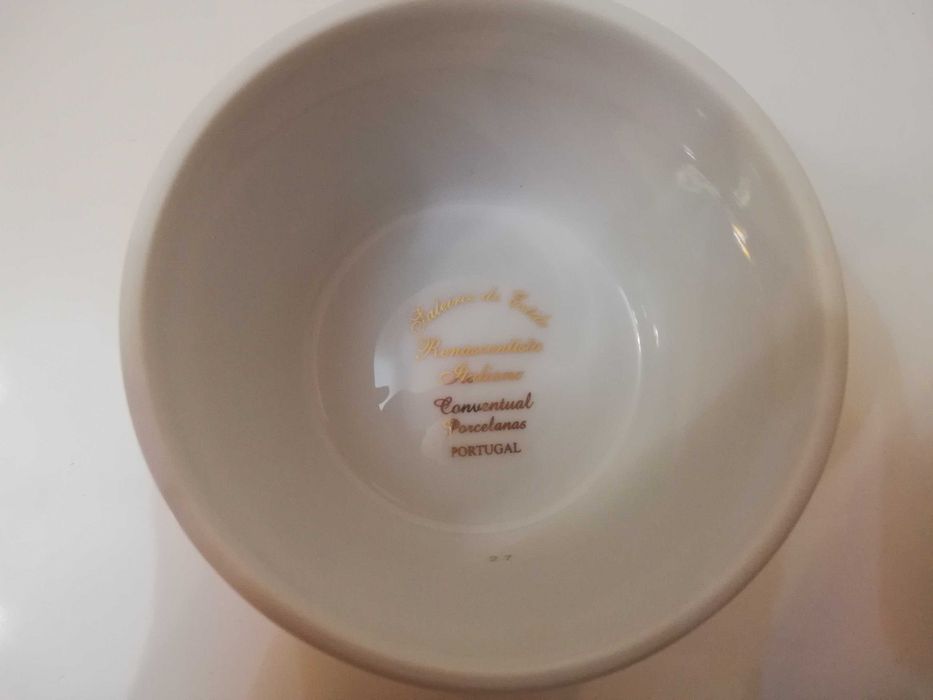 Saleiro/taça em porcelana, de estilo renascentista  A ESTREAR