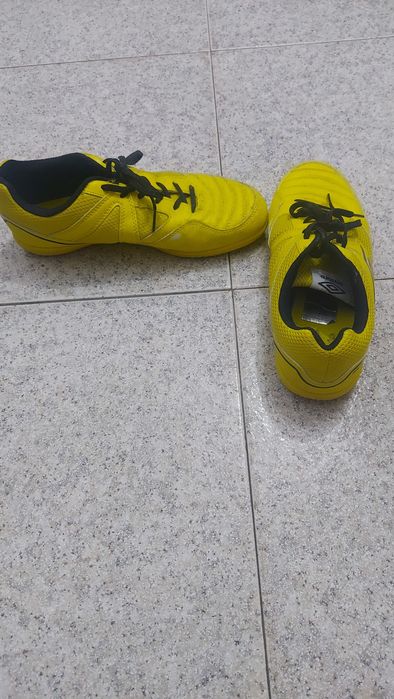 Sapatilha de futsal Umbro tamanho 42
