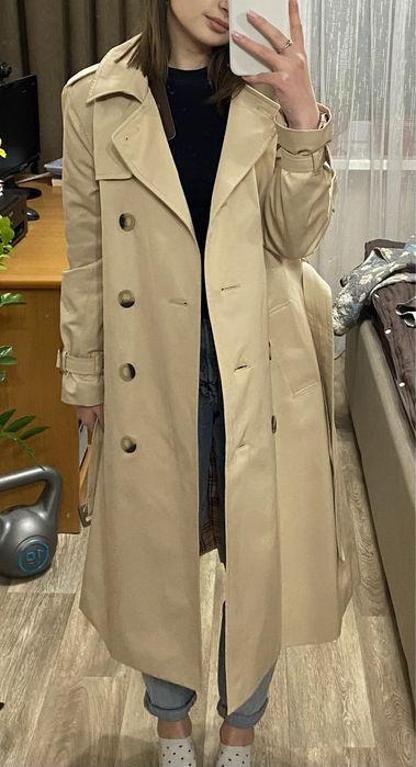 Дуже гарний бежевий тренч. Оригінальний колір для стильового образу.