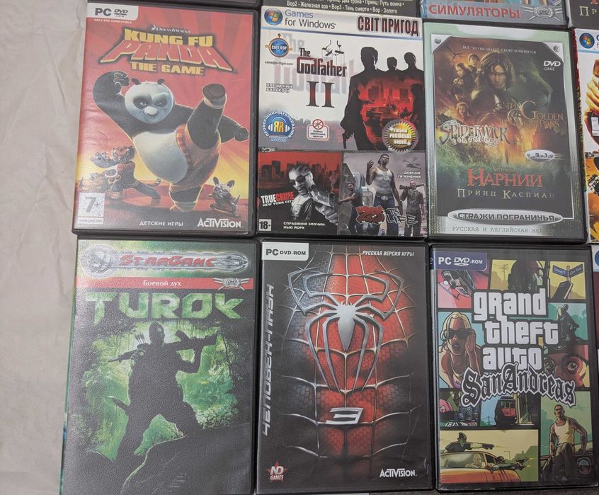 30 DVD-дисків з іграми Call of Duty, Spider-Man, дитячі ігри та інше