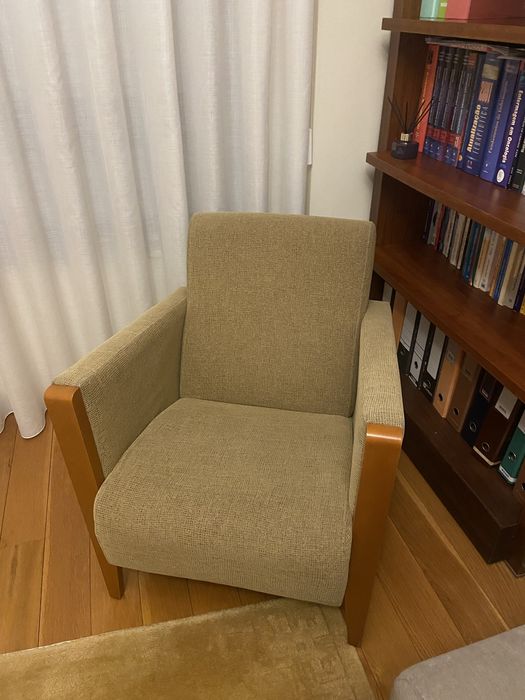 Cadeirao de sala, vendo individual ou o par. Vor cadtanho com patas em