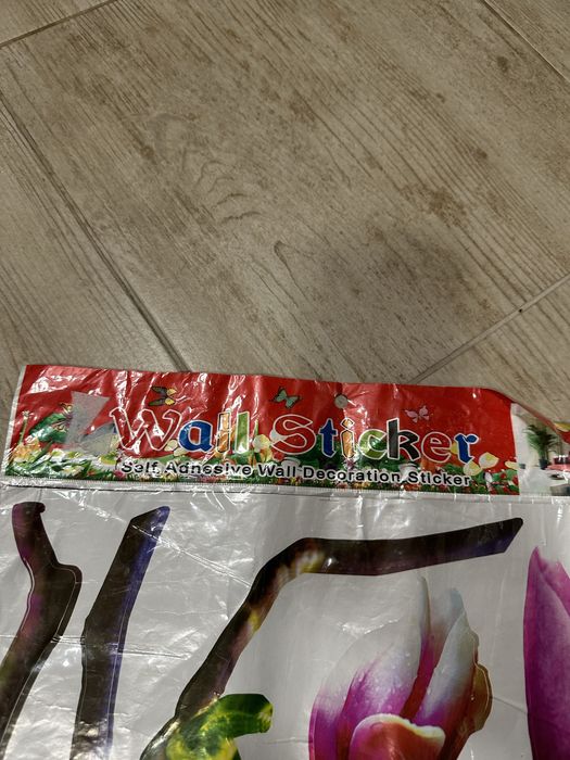 Інтерʼєрні наліпки на стіну або шпалери