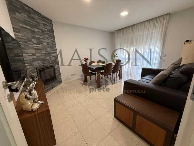 Apartamento T2 renovado em localização privilegiada.