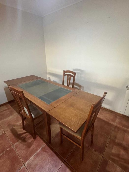 Vendo Mesa e cadeiras