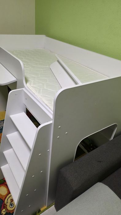 Дитяче ліжко горище