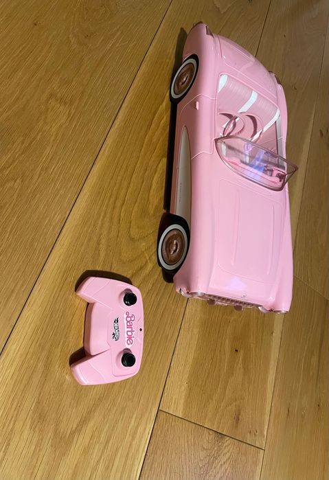 Samochód zdalnie sterowany Barbie z filmu kabriolet Hot Wheels
