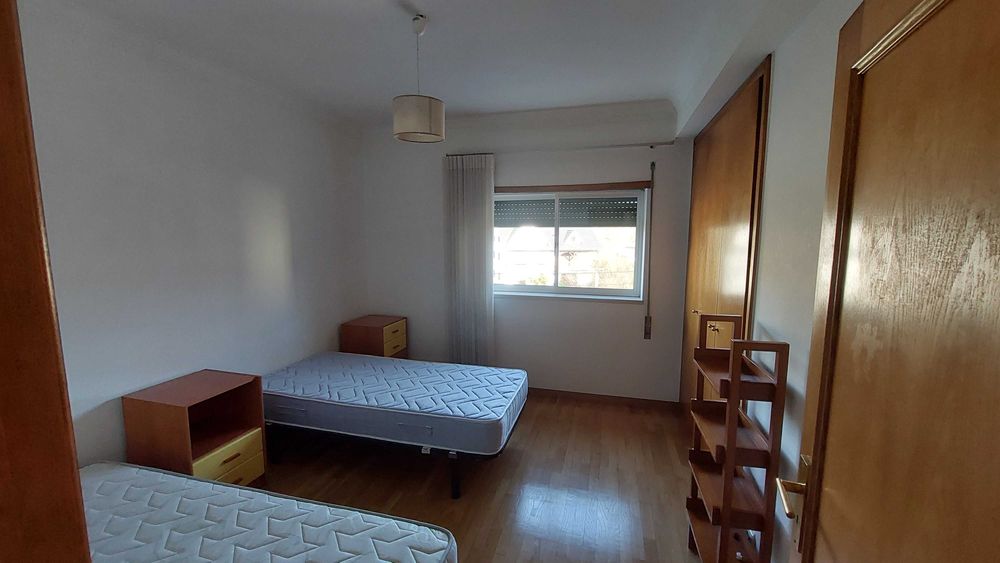 Moradia geminada T5 | Arrenda-se