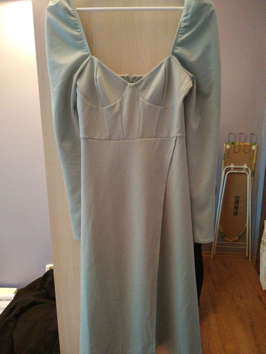 Niebieska sukienka midi