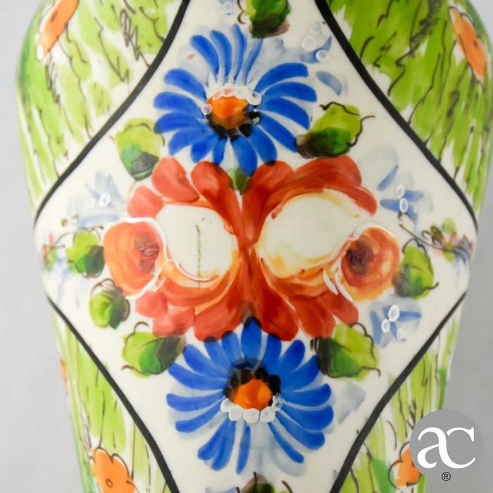 Jarra em porcelana pintada à mão, assinada