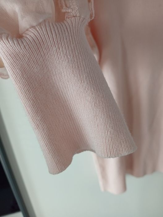 Elegancki sweter Cameo Rose pudrowy róż ozdobne rękawy S