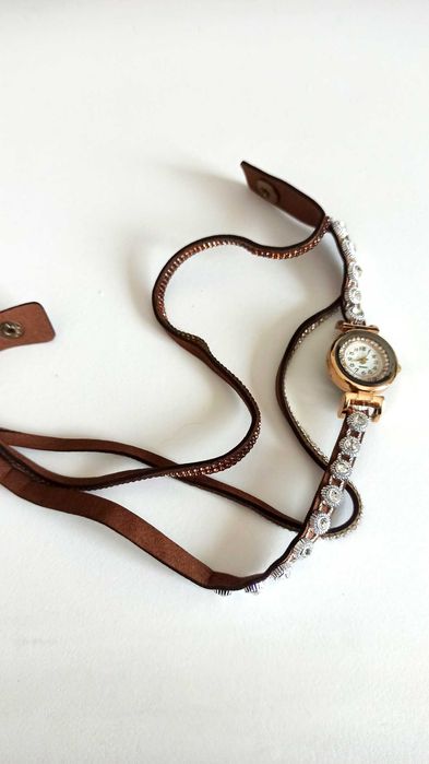 Pulseira com relógio e brilhantes