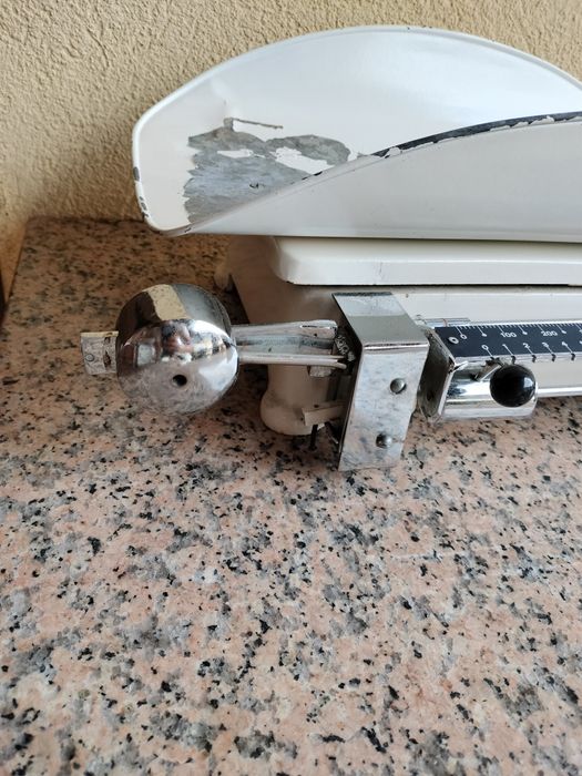Balança profissional para pesar bebés antiga