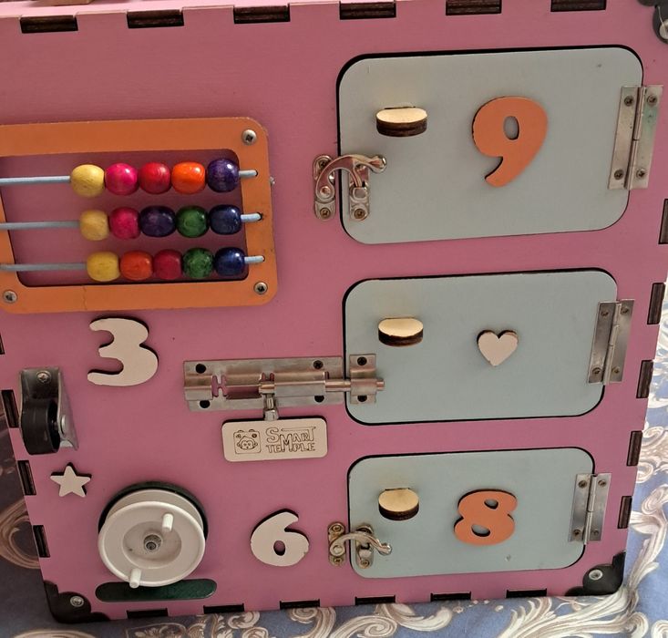 Бізікуб для дівчинки