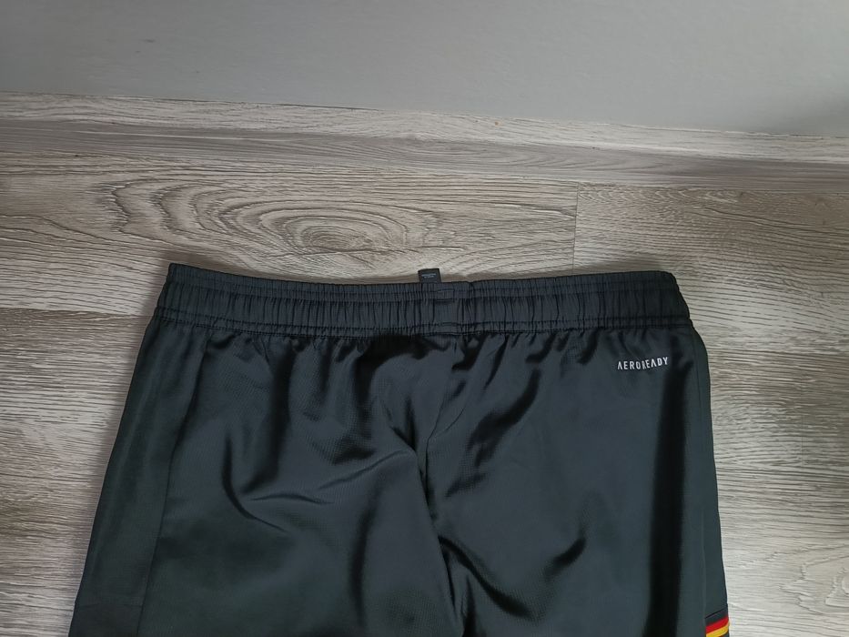 Śliskie spodnie sportowe adidas czarne w rozmiarze S