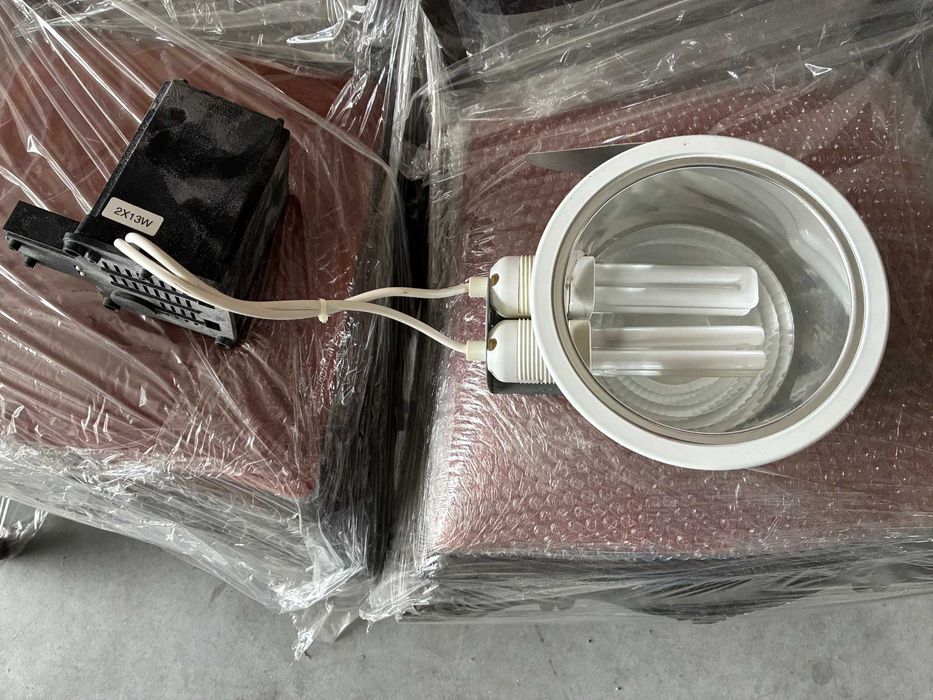 Foco de Encastre com lâmpadas Fluorescentes 2x13 w - Qtd. 137 Und.