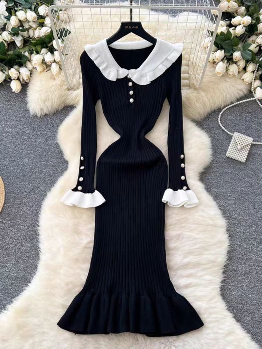 Елегантна міді сукня з декоративними гудзиками