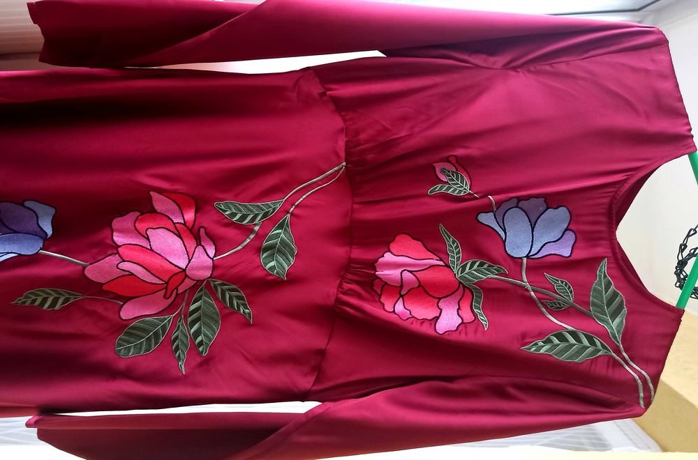 Elegancka satynowa burgundowa wyszywana sukienka w kwiaty ASOS