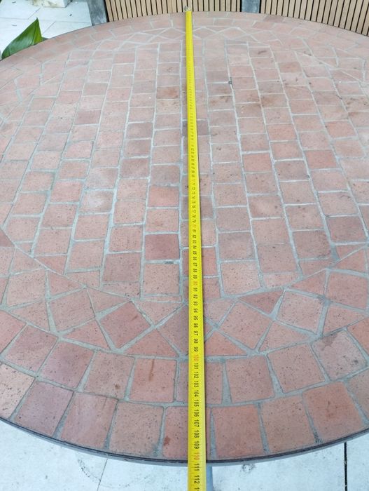 Mesa de jardim com revestimento em cerâmica (110cm)