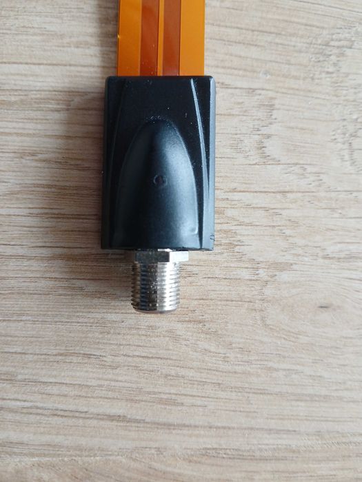 Przejście przepust przejściówka antenowe okienne