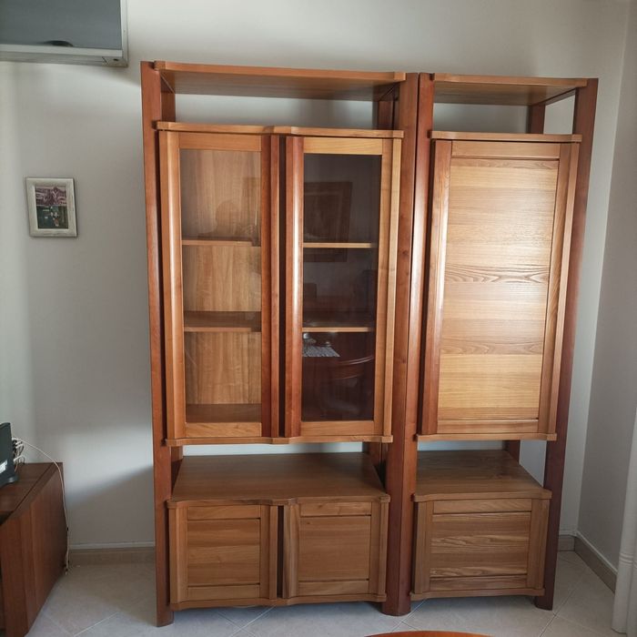 Móvel composto por 2 módulos e com vitrine.