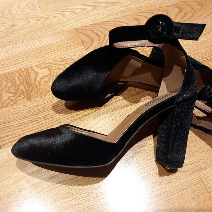 2 pares de sandálias bem estimadas