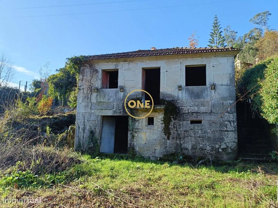 Ruina para reconstrução em Passô, Vila Verde