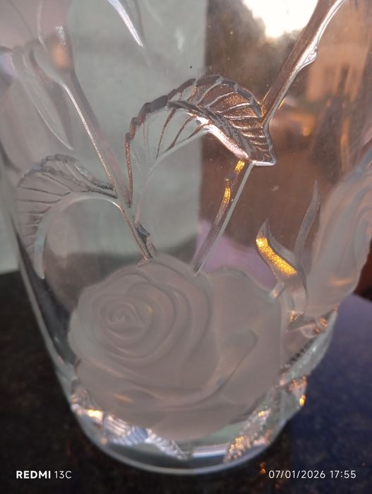 Jarra com rosas em relevo