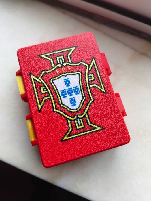 Caixa para cromos Mundial FIFA Panini 2026 feita em impressão 3D resistente, ideal para guardar, organizar e proteger a tua coleção com estilo.