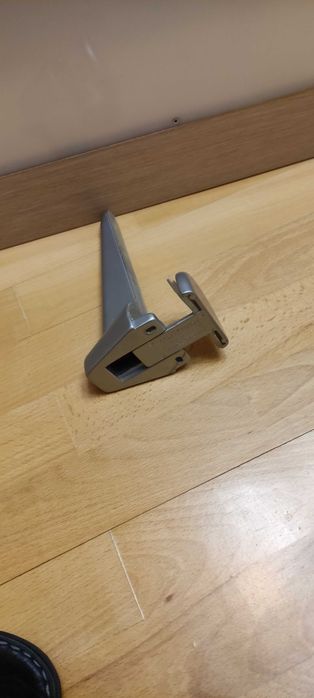 Полиця з підсвіткою кріпиться до стін