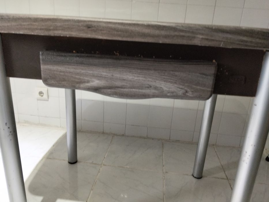 Mesa de cozinha boa madeira.e pés Inox escovado..