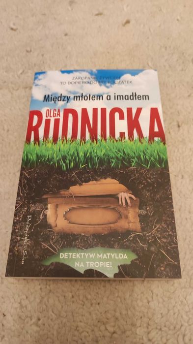 Książka "Między młotem a imadłem" Olga Rudnicka, nowa