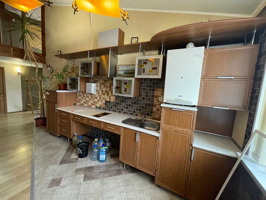 Центр Спаська офіс в бізнес-центрі 238 кв.м. ремонт ціна 150 тис.у.о.