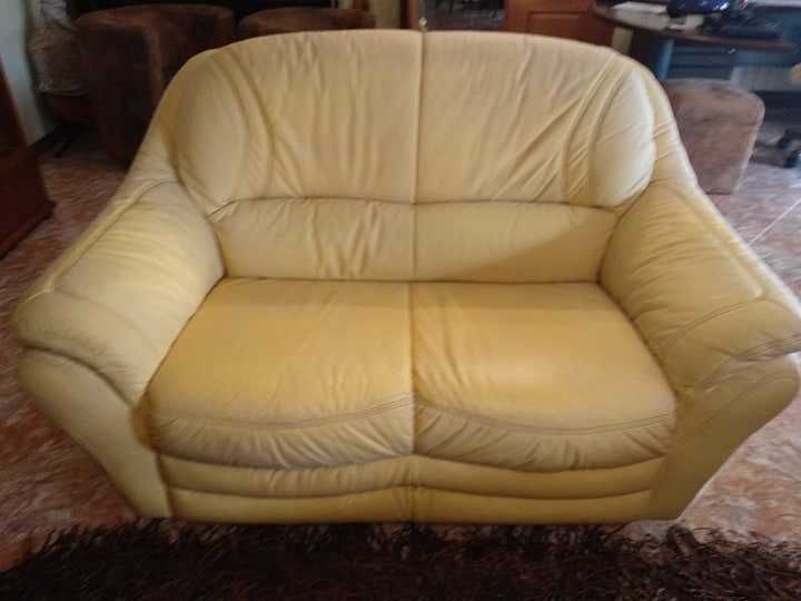 Sofá em pele (Amarelo Ferrari)