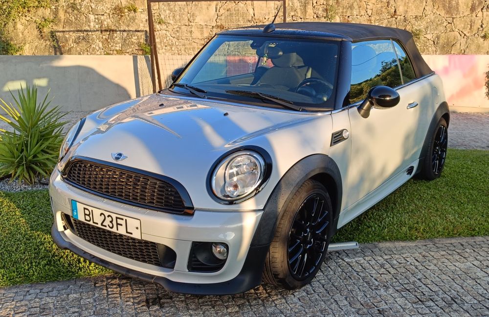 Carro icónico descapotável desportivo