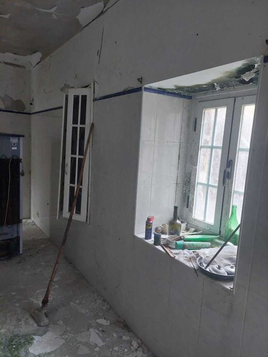 Moradia t4 interior para recuperar- toda em pedra 2 gar.,negociável