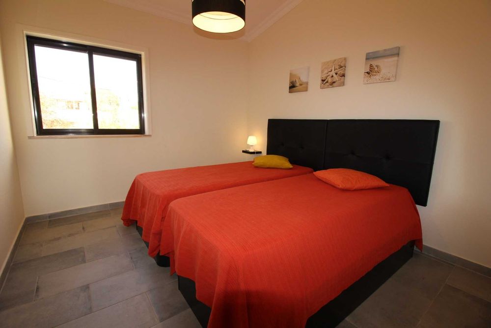 Alporchinhos T2 com Piscina a 500 metros praia