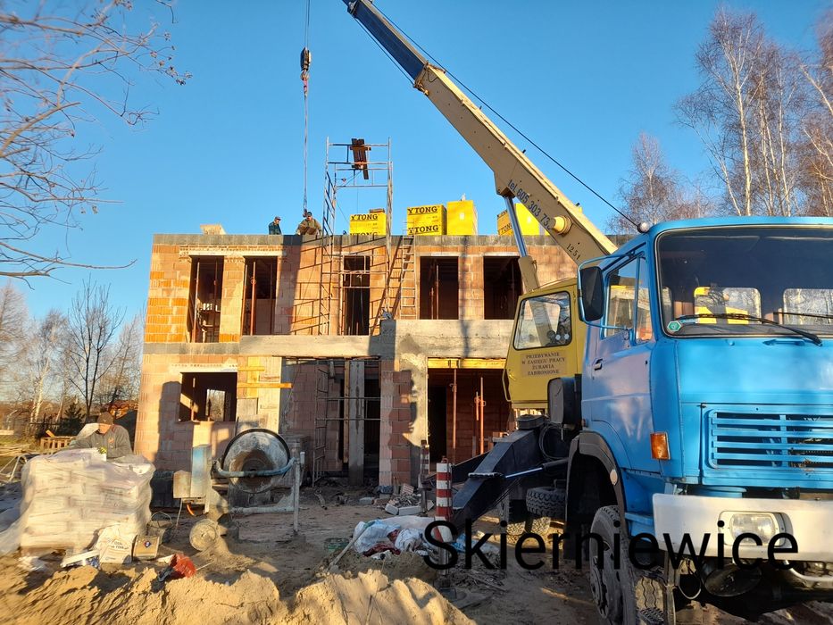 Murarz, murarze wykonują usługi budowlane. Budowa domów.