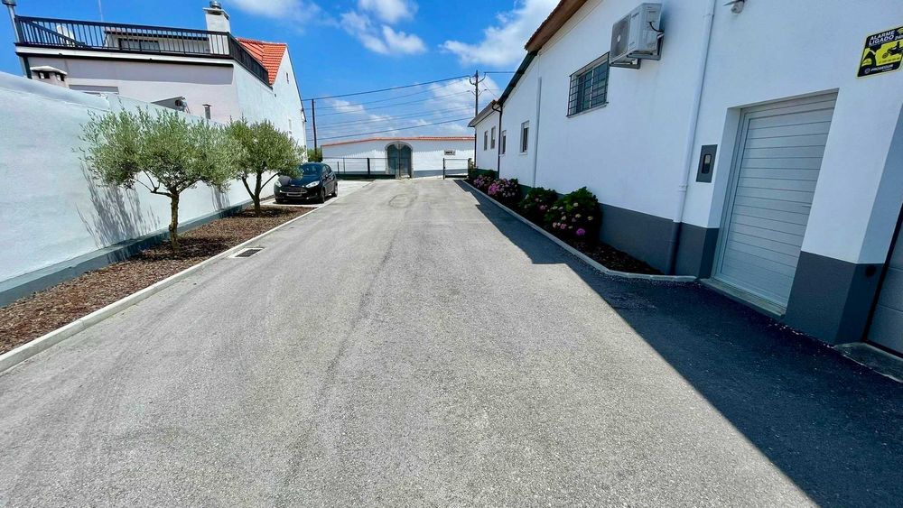 Armazém a 5 min A1, A8, IC2 (N1) e Leiria