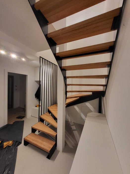 Schody metalowo-drewniane policzkowe