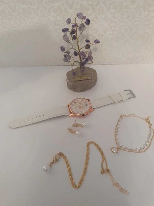 Elegancki komplet biżuterii zegarek, naszyjnik, kolczyki, bransoletka
