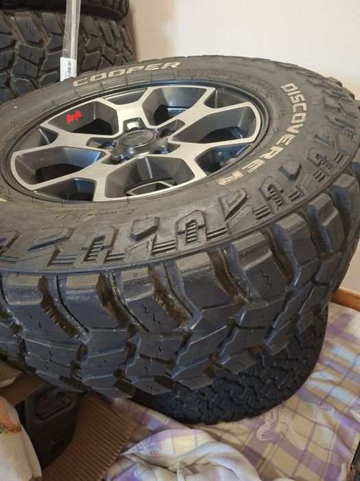 Conjunto de 4 jantes e pneus Jeep Wrangler Rubicon - 265-70-17