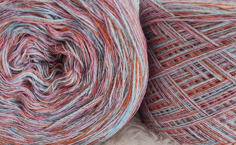 Sweter handmade z kapturem ręcznie robiony z mieszanki z merino  (s/m)