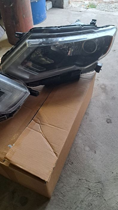 Продам  передние фары Nissan Rouge