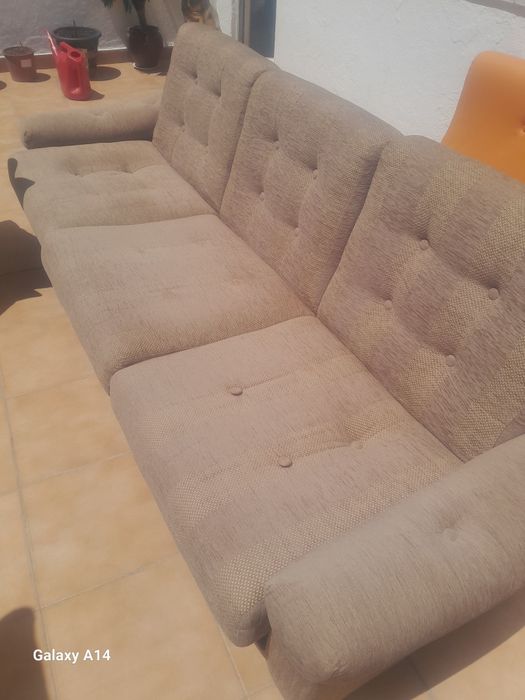 Sofá para desocupar  urgente.
