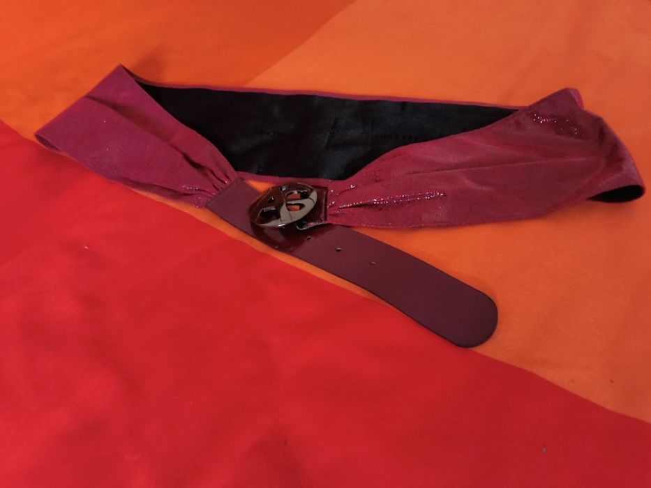 Cinto Vermelho Estiloso com Fivela Chic – Como Novo!