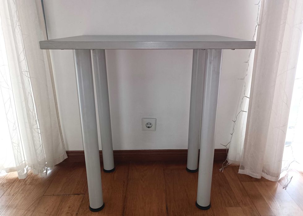 Pequena mesa de apoio cinzenta