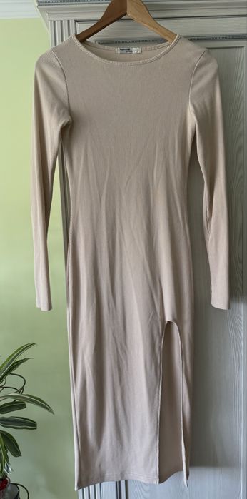 Бежева сукня міді в рубчик з розрізом та вирізом для пальця