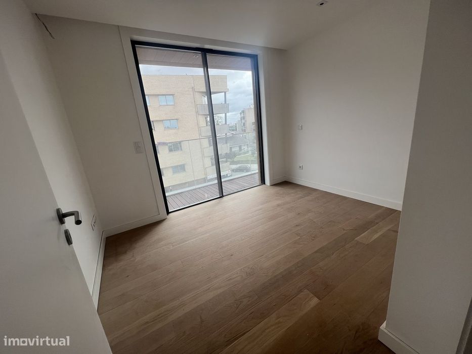 T2 com Lugar de Garagem e Arrumo - Como Novo