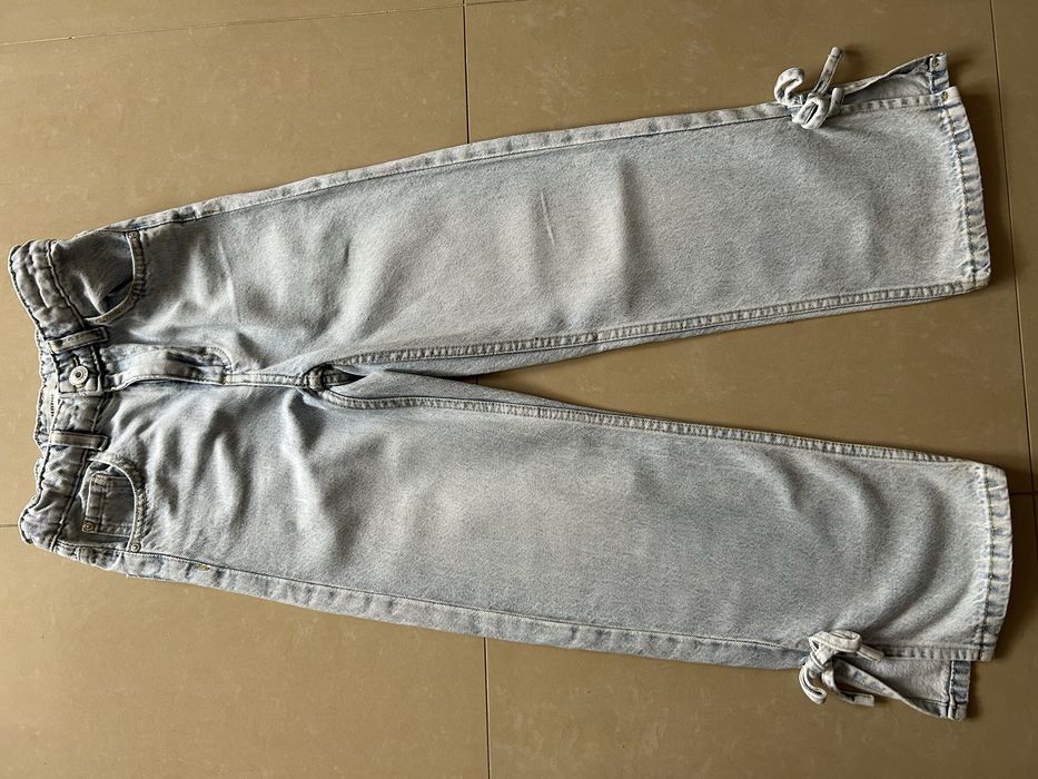 Jeansy Reserved z kokardkami rozm 140