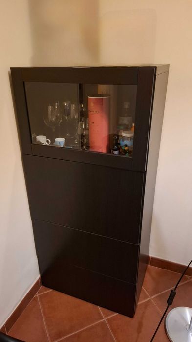 Armário expositor com porta de vidro